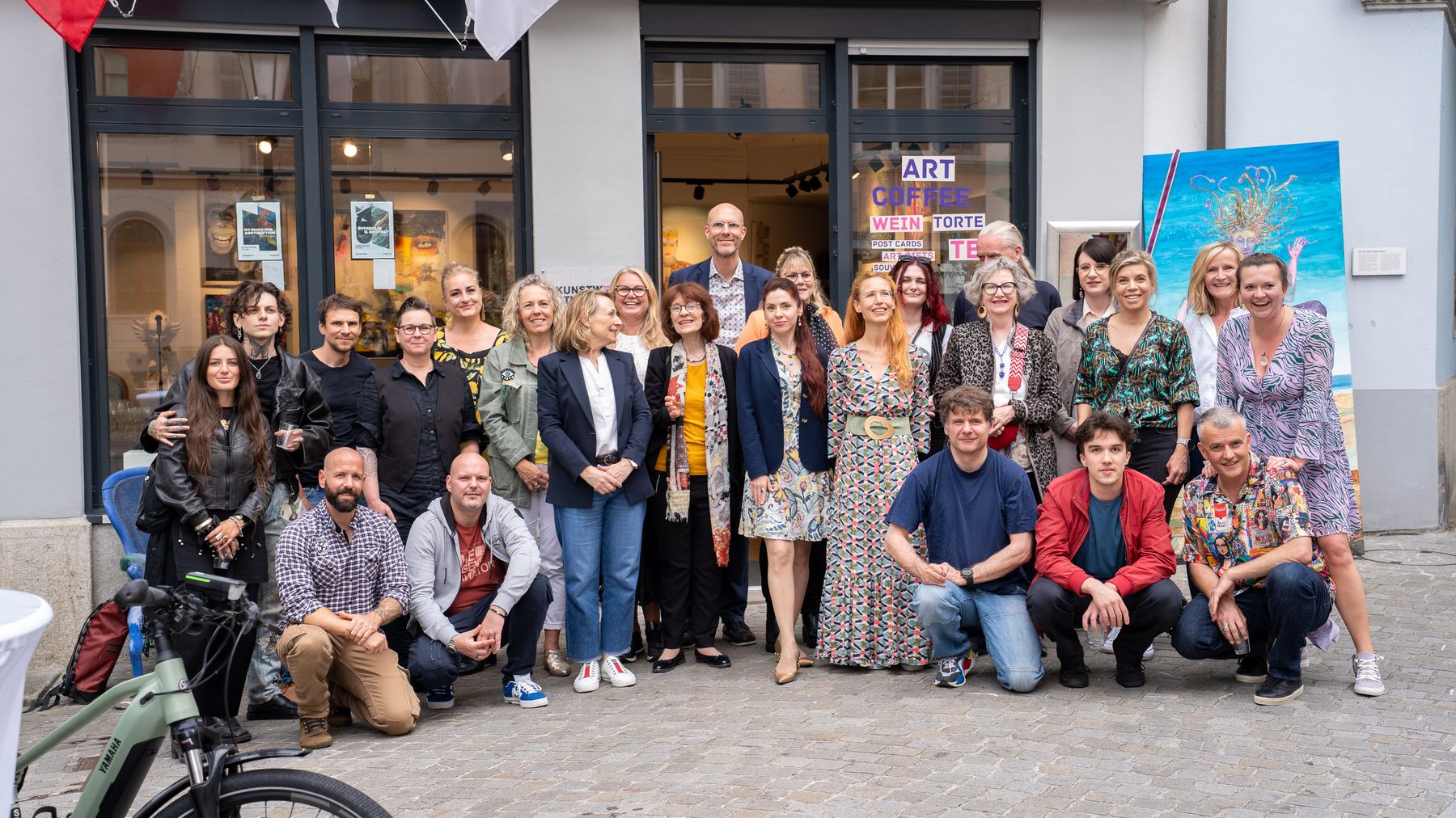 <span data-de>Künstler:innen vor der Kunstwerkstube Baden</span><span data-en>Artists in front of Kunstwerkstube Baden</span>